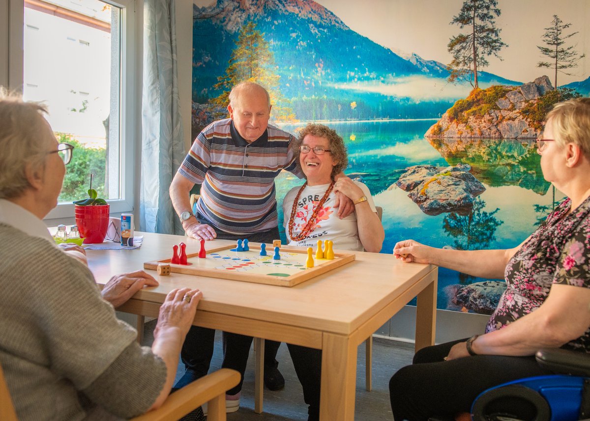Personen beim Mensch ärgere dich nicht spielen.